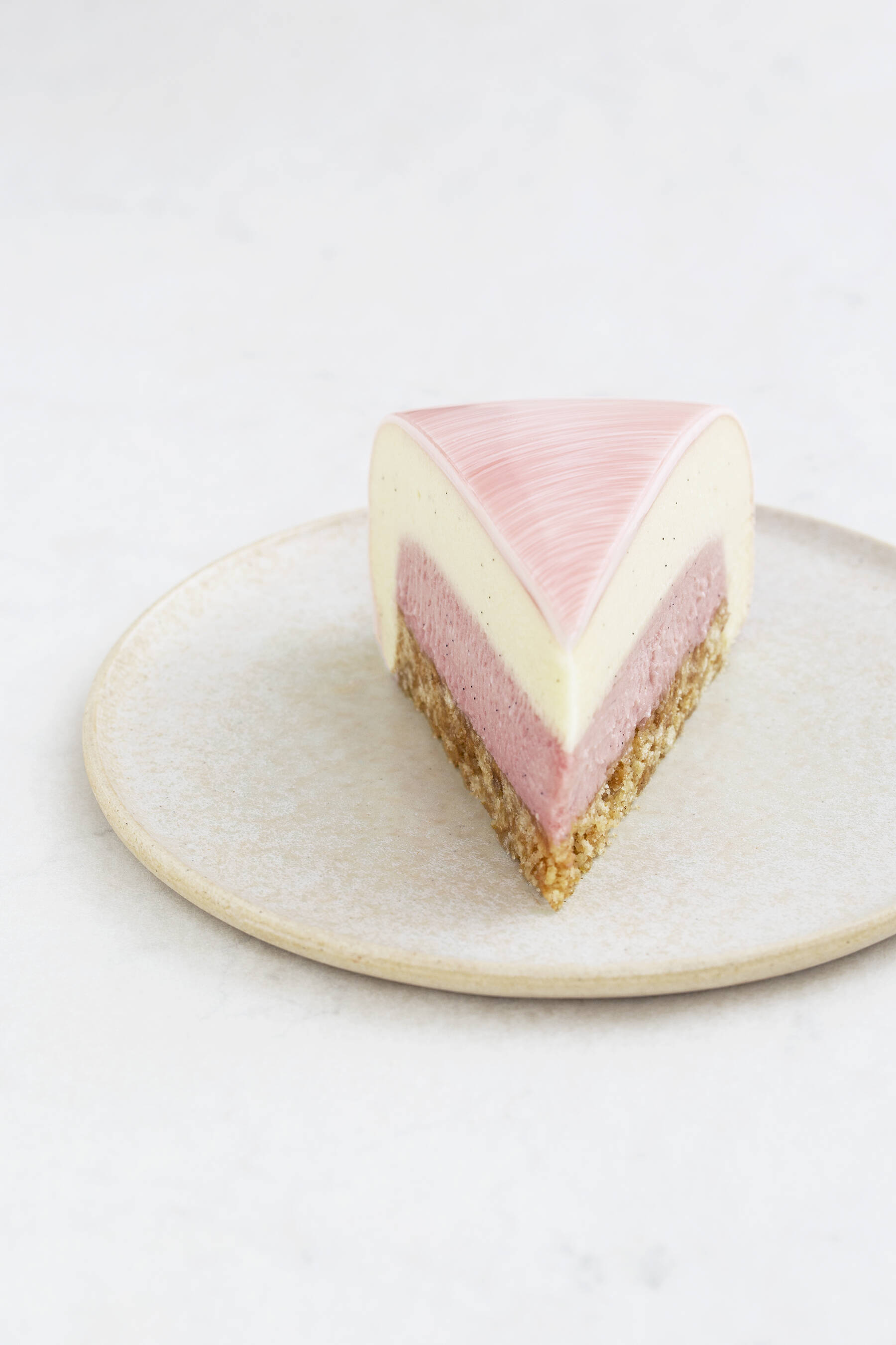 Elderflower strawberry cake with white chocolate and lemon